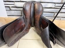 Load image into Gallery viewer, 18” 29.5/MW Stubben Romanus Show/Working Hunter Saddle - Brown