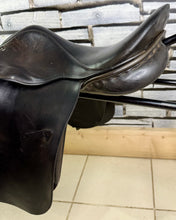 Load image into Gallery viewer, 17” Wide Jeffries Falcon Hawk Event Saddle - Black