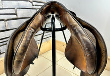 Load image into Gallery viewer, 17 1/2” MN (Fit 27) Stubben Siegfried CS Biomex Jump Saddle - Brown