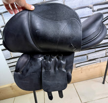 Load image into Gallery viewer, 16 1/2” Wide (AO) Voltaire Palm Beach 2024 Jump Saddle - Black - FIN Panel