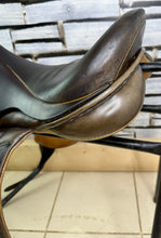 Load image into Gallery viewer, 17” MW Black Country Vinici Monoflap Jump Saddle - Brown