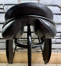 Load image into Gallery viewer, 17 1/2” Medium Albion Selecta GP Saddle -Black- Changeable Knee Pads