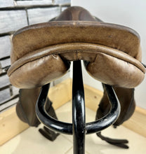 Load image into Gallery viewer, 17” Medium Pariani Monoflap Jump/XC Saddle - Brown
