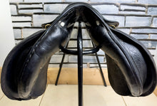 Load image into Gallery viewer, 17” MW Oakland House Saddlery GP/Jump Saddle - Black - Cob Medium Wide