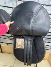 Load image into Gallery viewer, 18” Wide Thorowgood Griffin Standard GP Saddle - Black