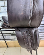 Load image into Gallery viewer, 18” Wide Black Country Working Hunter Saddle - Brown