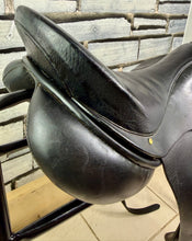 Load image into Gallery viewer, 17 1/2” Medium Albion SL Dressage Saddle - Black - Big Blocks