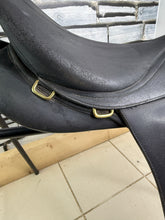 Load image into Gallery viewer, 17” XW/Changeable Gullet Wintec 2000 GP Saddle - Black