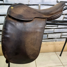 Load image into Gallery viewer, 15 1/2” XW Extra Wide Fylde Hayden Show/Working Hunter Saddle -Brown- Suede Top