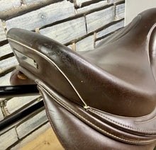 Load image into Gallery viewer, 16 1/2” Changeable Gullet Whitaker Barnsley Pony Jumping Saddle - Brown