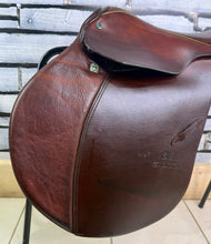 Load image into Gallery viewer, 17 1/2” B (Medium) Stubben Siegfried II Jump Saddle - Tan