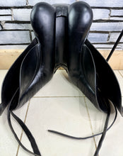 Load image into Gallery viewer, 17 1/2” MW Ideal/Crown Toshina Dressage Saddle - Black