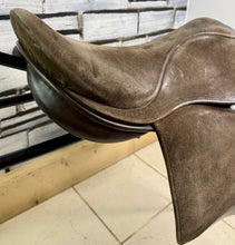 Load image into Gallery viewer, 18” Wide-XW Fylde Show/Working Hunter Saddle -Brown- Suede Top