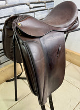 Load image into Gallery viewer, 17 1/2” Wide Barnsby USDF Dressage Saddle - Brown