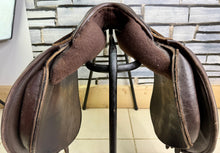 Load image into Gallery viewer, 17 1/2” MN Humphries &amp; Swain Holistic Saddlery GP/Jump Saddle - Brown