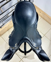 Load image into Gallery viewer, 16 1/2” Wide  Kentaur Eventer I Monoflap Jump/XC Saddle - Black