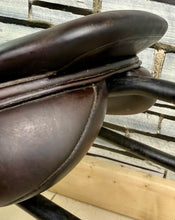 Load image into Gallery viewer, 17 1/2” MW Albion Kontact Dual/Double Flap Jump Saddle - Brown