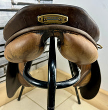Load image into Gallery viewer, 17 1/2” MN (Fit 27) Stubben Siegfried CS Biomex Jump Saddle - Brown