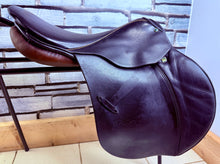 Load image into Gallery viewer, 17 1/2” B/29 (Medium) Stubben Siegfried II Jumping/XC Saddle - Brown
