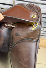 Load image into Gallery viewer, 17 1/2” Wide Barnsby USDF Dressage Saddle - Brown