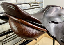 Load image into Gallery viewer, 17” Medium/Changeable Gullet Bates Caprilli Jump Saddle - Brown