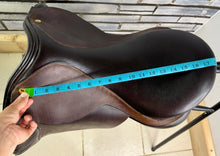 Load image into Gallery viewer, 18” Wide Black Country Working Hunter Saddle - Brown