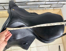 Load image into Gallery viewer, 17 1/2” Wide Black Country Ricochet High Wither Jump Saddle - Black