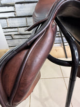 Load image into Gallery viewer, 17” Medium Prestige Arezzo Jump Saddle - Brown