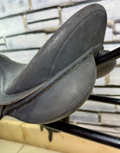 Load image into Gallery viewer, 17” Wide/Changeable Gullet Wintec 2000 GP Saddle - Black