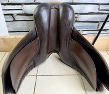 Load image into Gallery viewer, 18” XW Olney (Fylde Marjory) Suede Show/Working Hunter Saddle -Brown- Suede Top