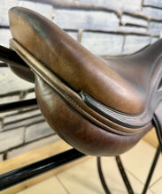 Load image into Gallery viewer, 17” +1.5 (MW) Amerigo Vega Monoflap Jump Saddle - Brown