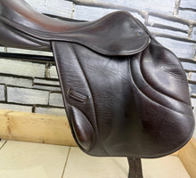 Load image into Gallery viewer, 17 1/2” Medium Silhouette MonoFlap Jump Saddle - Brown