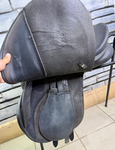 Load image into Gallery viewer, 17 1/2” Wide/Changeable Gullet Wintec GP Saddle - Black - Flocked - Lightweight