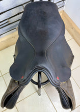 Load image into Gallery viewer, 17 1/2” Medium Albion Legend Jump Saddle - Brown
