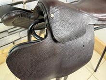 Load image into Gallery viewer, 16 1/2” Global Saddlery English 1 1/4 St/8kg Weighted Racing Saddle - Brown