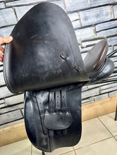Load image into Gallery viewer, 17 1/2” XW Black Country WH/Show Saddle - Dark Havana