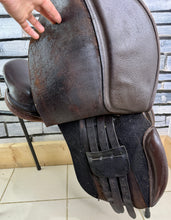 Load image into Gallery viewer, 17 1/2” MN Humphries &amp; Swain Holistic Saddlery GP/Jump Saddle - Brown