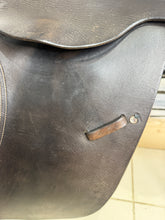 Load image into Gallery viewer, 16 1/2” Medium English Close Contact Jump Saddle - Black