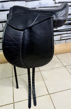 Load image into Gallery viewer, 17” Original Heather Moffat Nursey Fhoenix VSD/Dressage Saddle - Black