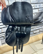 Load image into Gallery viewer, 17” Medium Black Country Jump Saddle - Black