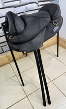Load image into Gallery viewer, 17” Torsion Treeless Close Contact GP XtraLite Saddle - Black - Endurance