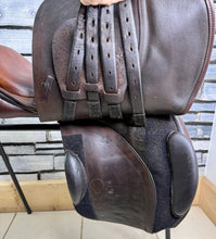 Load image into Gallery viewer, 17” Wide Hampton Grandee Jump/GP Saddle - Brown