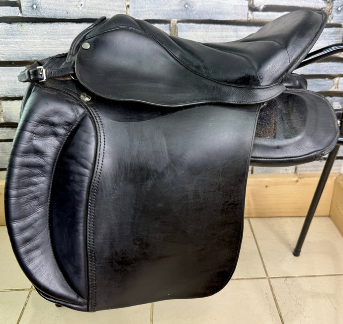 17” Wide Trapezius Panel Saddle - Black