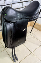 Load image into Gallery viewer, 17 1/2” MW Hockenden Saddlery Monoflap Dressage Saddle - Black