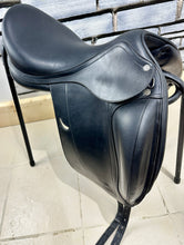 Load image into Gallery viewer, 17 1/2” Wide +2 Equipe Emporio Monoflap 2018 Dressage Saddle - Black