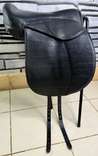 Load image into Gallery viewer, 17” Original Heather Moffat Nursey Fhoenix VSD/Dressage Saddle - Black