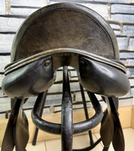 Load image into Gallery viewer, 17 1/2” MW Amerigo Classic Dressage Saddle - Black
