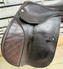Load image into Gallery viewer, 17 1/2” MW Frank Baines Elan Close Contact Jump Saddle - Brown
