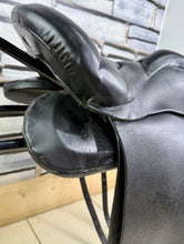 Load image into Gallery viewer, 17” Wide Trapezius Panel Long Strap Saddle - Black