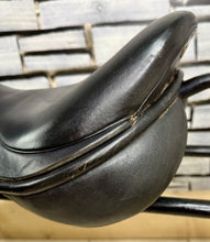 Load image into Gallery viewer, 17 1/2” Wide Black Country Ricochet High Wither Jump Saddle - Black
